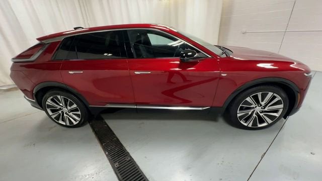 2025 Cadillac LYRIQ Luxury 3